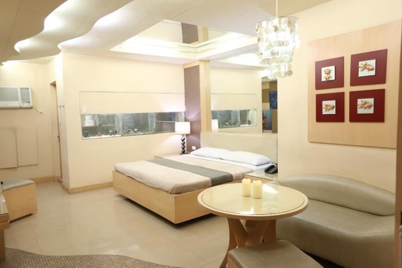 Victoria Court Suites Pasig Экстерьер фото