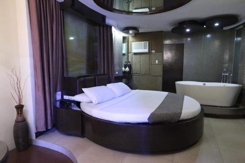 Victoria Court Suites Pasig Экстерьер фото