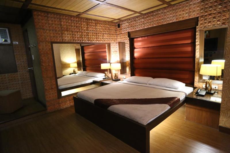 Victoria Court Suites Pasig Экстерьер фото