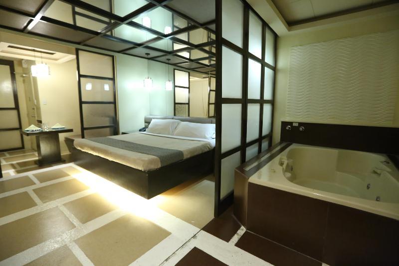 Victoria Court Suites Pasig Экстерьер фото