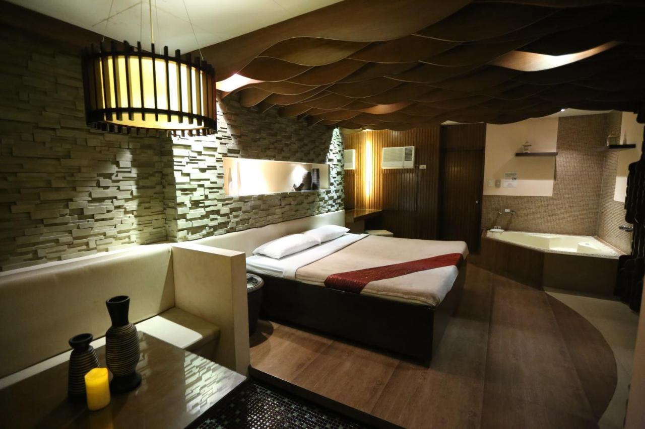 Victoria Court Suites Pasig Экстерьер фото