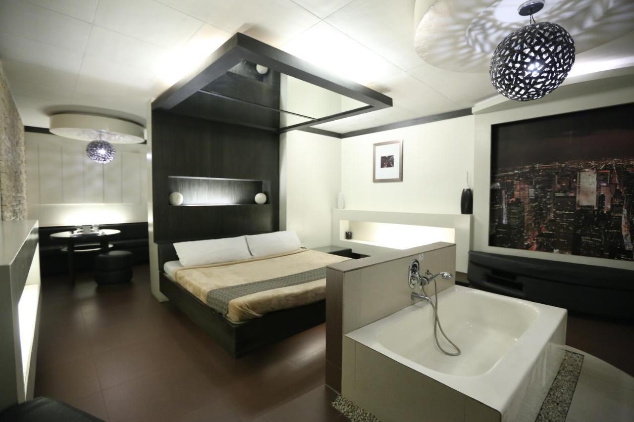 Victoria Court Suites Pasig Экстерьер фото